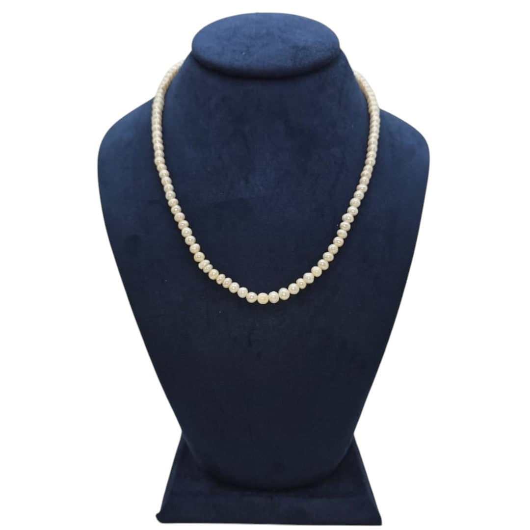 A SINGLE LINE STRAND OF CULTURED PEARL